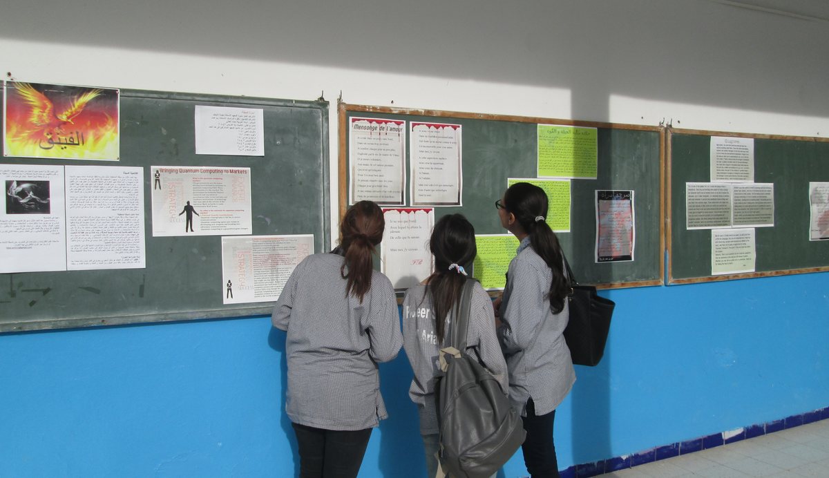 Students reading Le Phénix, the school's wall magazine